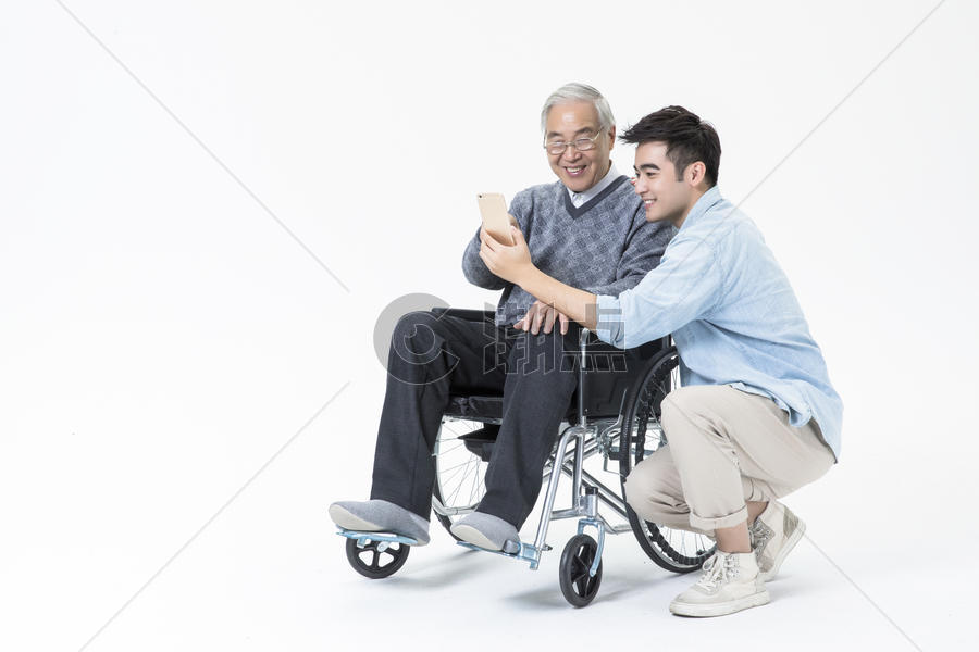 敬老关爱老人轮椅看手机图片素材免费下载