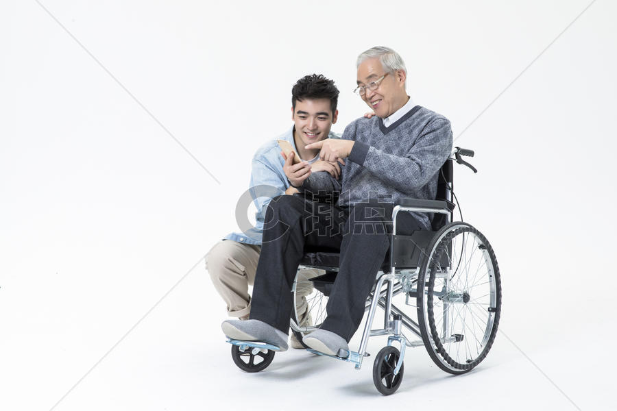敬老关爱老人轮椅看手机图片素材免费下载
