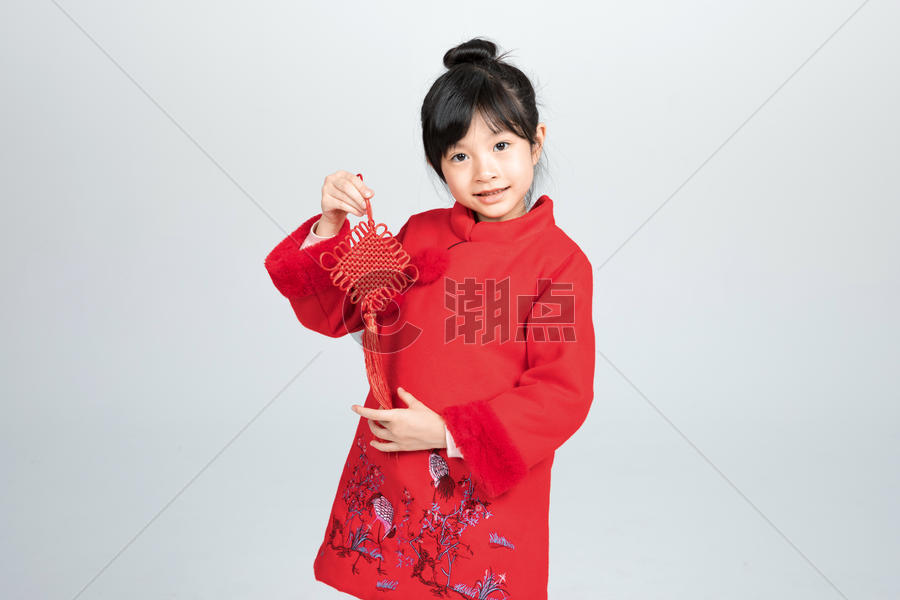 拿中国结的小女孩图片素材免费下载