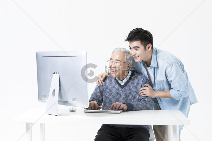 敬老老人学习电脑图片素材免费下载