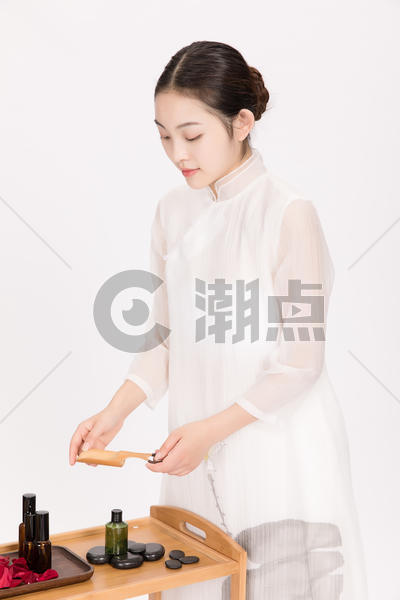 美女spa技师准备按摩用品摄影图4480*6720图片素材免费下载-编号912175-潮点视频