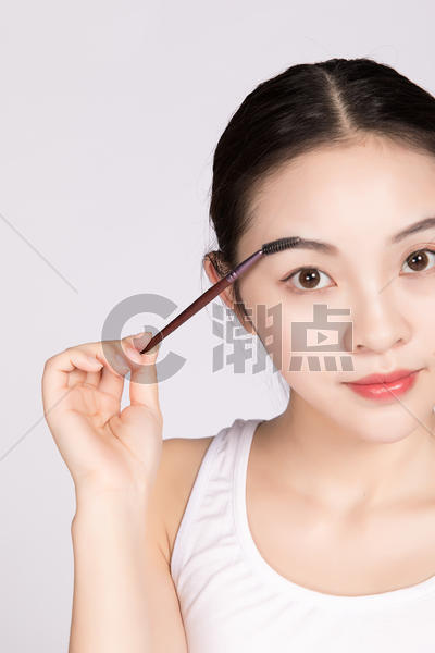 年轻美女化妆图片素材免费下载