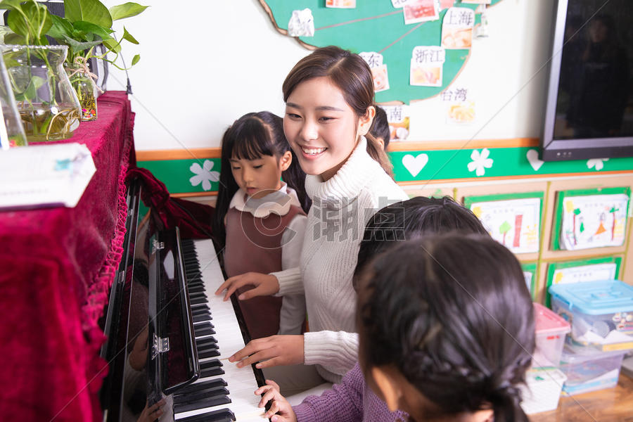幼儿园老师带小朋友弹钢琴图片素材免费下载