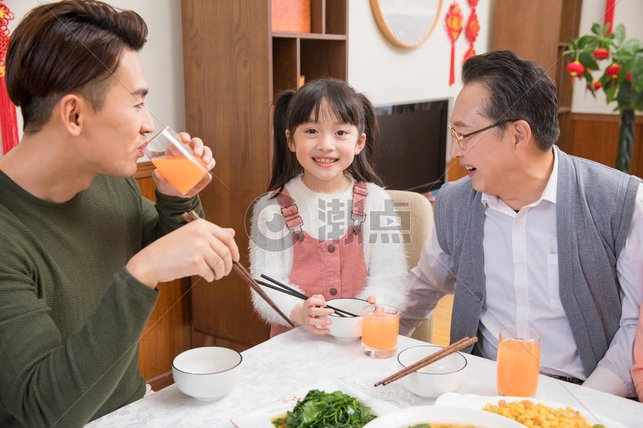 幸福家庭吃团圆饭图片素材免费下载