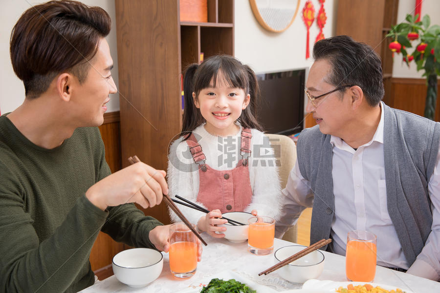 幸福家庭吃团圆饭图片素材免费下载