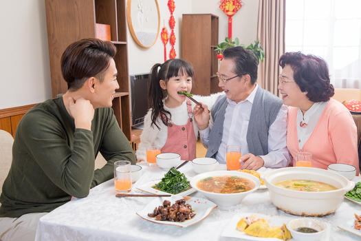新年家庭吃团圆饭图片素材免费下载