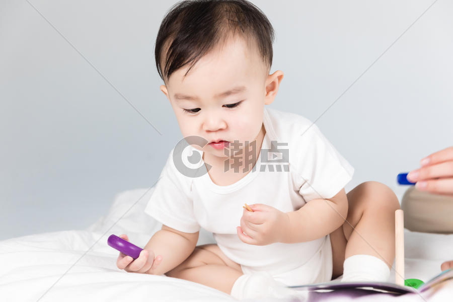 婴儿阅读图片素材免费下载