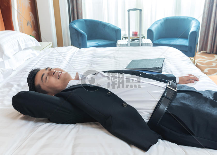 酒店客房商务男士休息图片素材免费下载