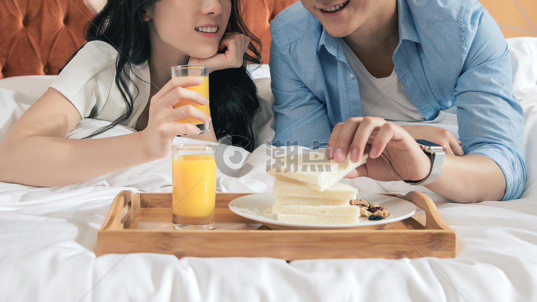 酒店客房吃早餐的情侣图片素材免费下载