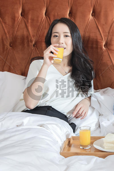 酒店客房吃早餐的女性图片素材免费下载