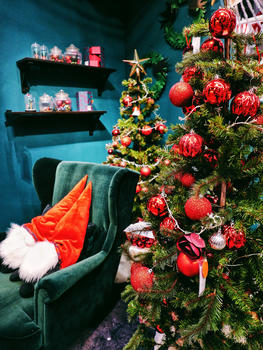 充满圣诞氛围的圣诞树装饰图片素材免费下载