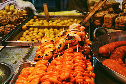 香港弥顿道夜市上丰富的港味小吃图片素材免费下载