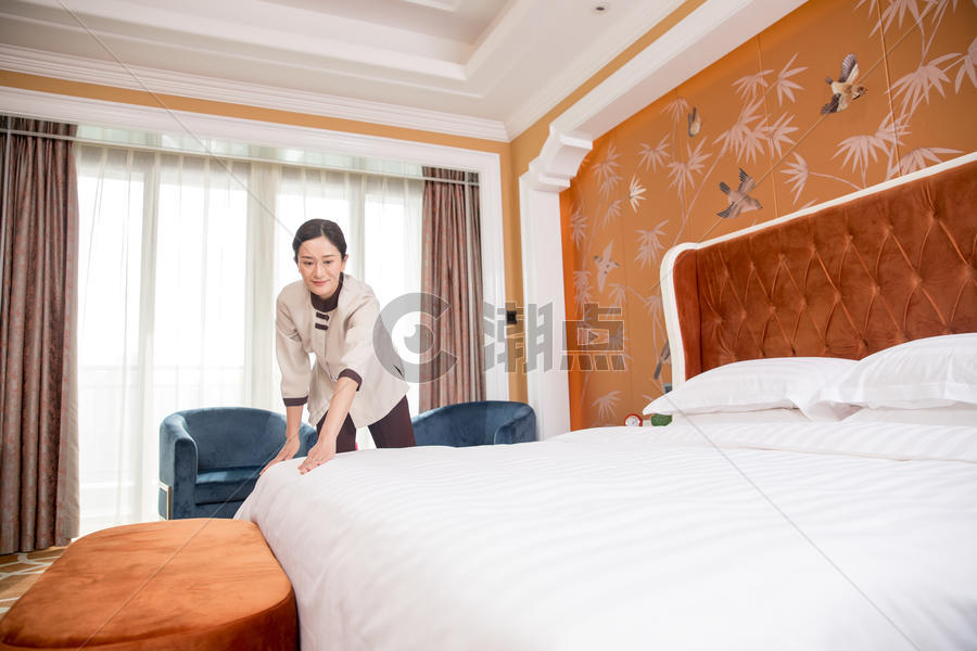 酒店客房整理床铺图片素材免费下载