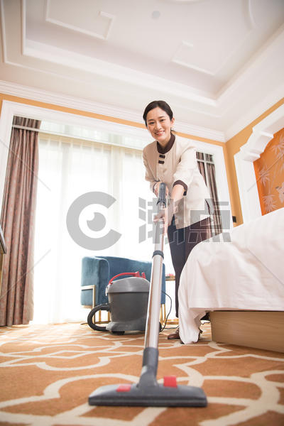酒店客房吸尘器打扫卫生图片素材免费下载