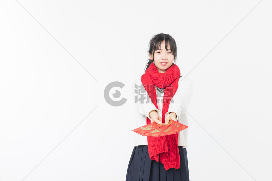 新春少女手递红包图片素材免费下载