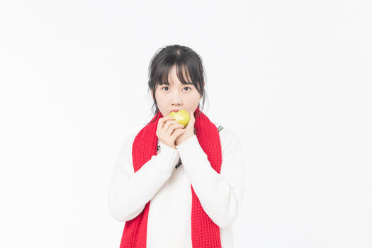 新春少女手吃水果图片素材免费下载