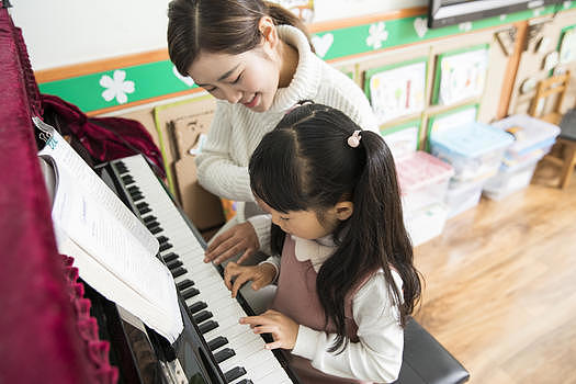 幼儿园老师教弹钢琴图片素材免费下载