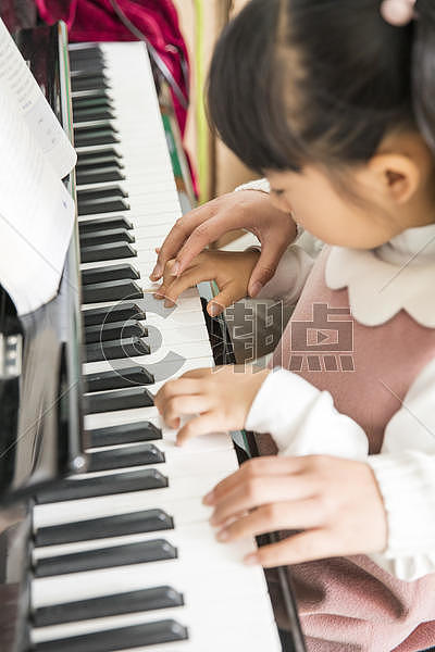 幼儿园老师教弹钢琴图片素材免费下载