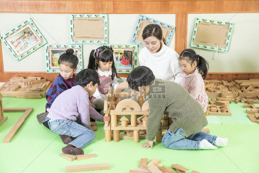 幼儿园老师带小朋友玩积木图片素材免费下载