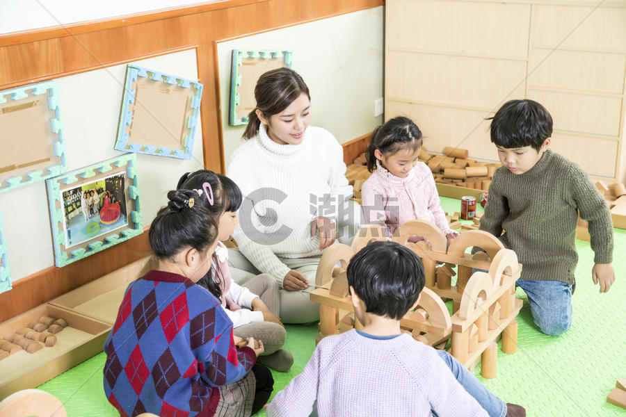 幼儿园老师带小朋友玩积木图片素材免费下载