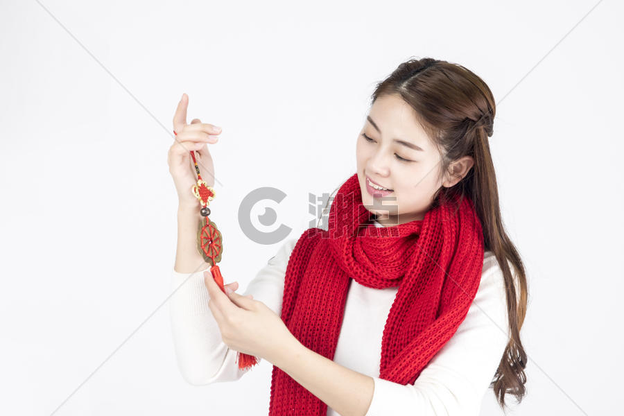 新年女性拿着中国结图片素材免费下载