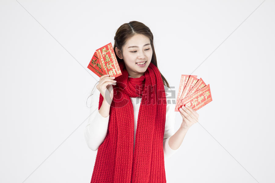 新年女性拿着红包图片素材免费下载