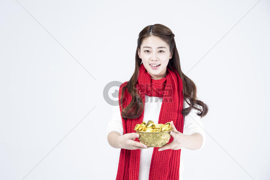 新年女性拿着金元宝图片素材免费下载
