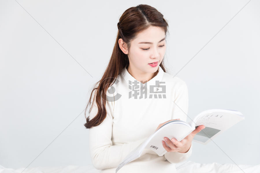 女性阅读书本图片素材免费下载