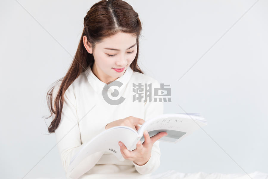 女性阅读书本图片素材免费下载