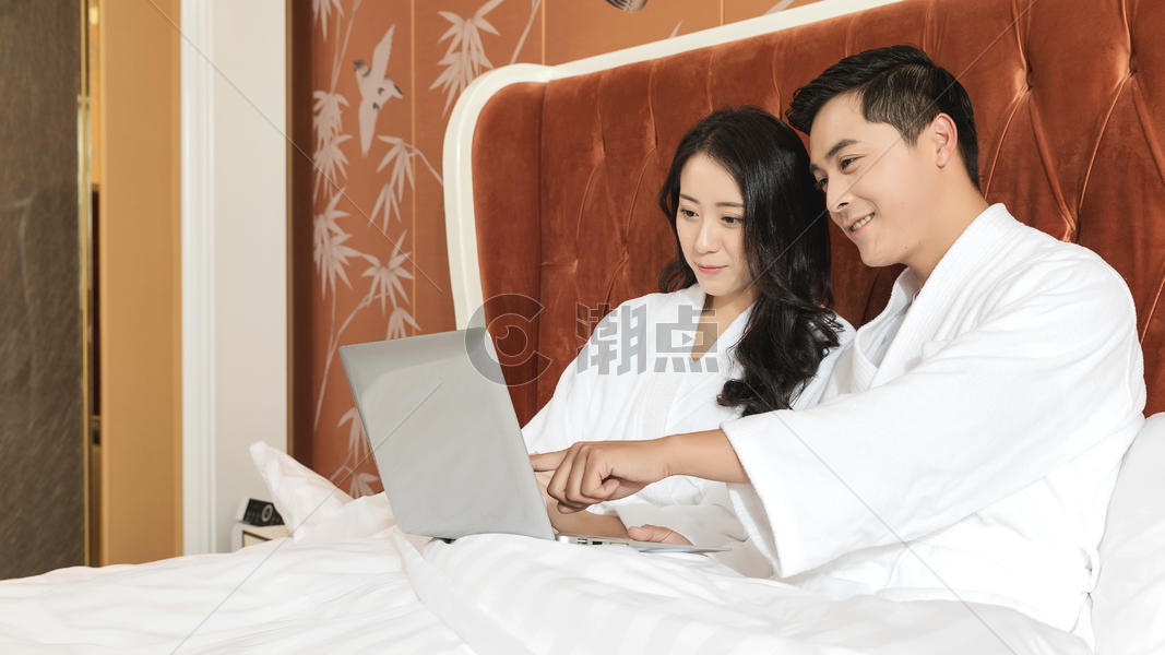 酒店情侣看电脑图片素材免费下载