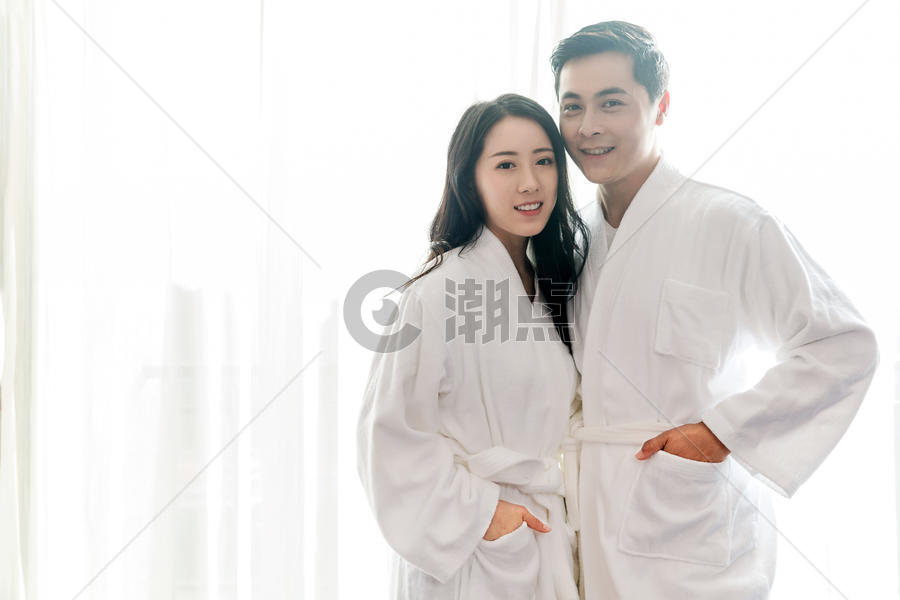 酒店客房穿浴袍的情侣图片素材免费下载