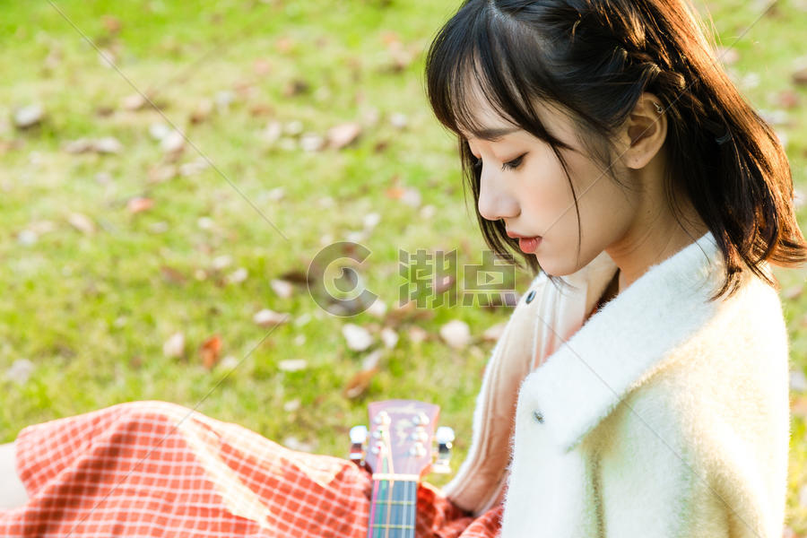 文艺女性草坪弹吉他图片素材免费下载