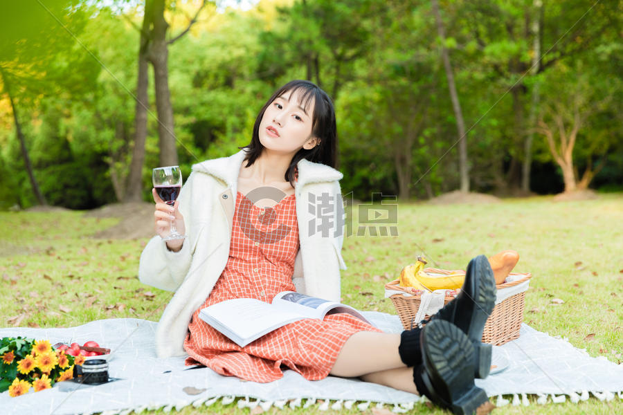 女性户外野餐阅读图片素材免费下载