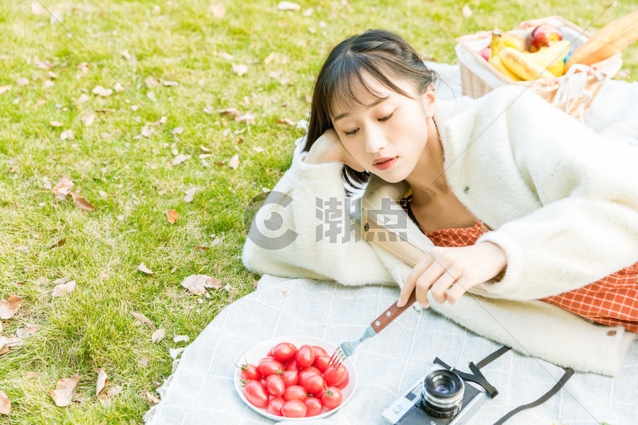 文艺女性户外野餐图片素材免费下载