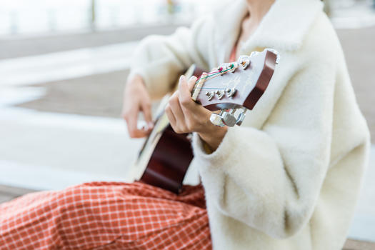 文艺女性弹吉他特写图片素材免费下载