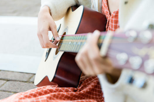 文艺女性弹吉他特写图片素材免费下载