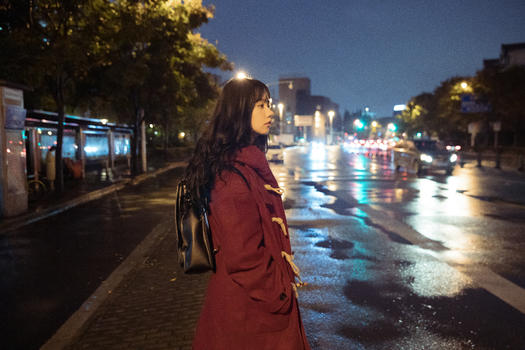 夜晚街头孤独的少女图片素材免费下载