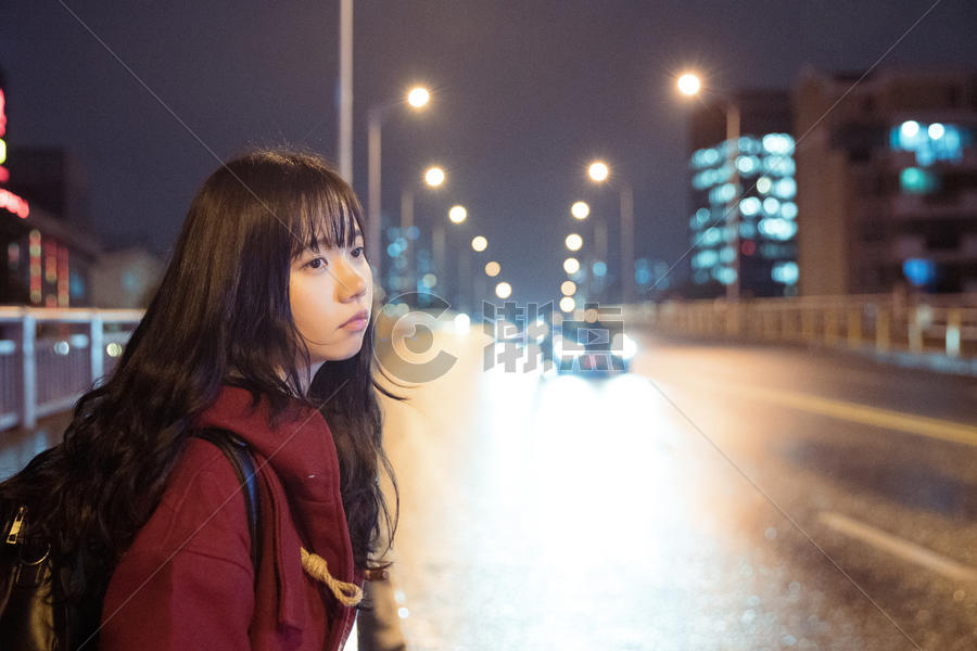 夜晚街头孤独的少女图片素材免费下载