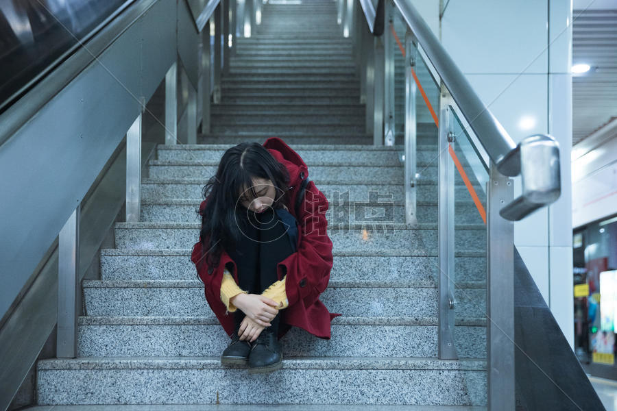地铁站孤独的少女图片素材免费下载