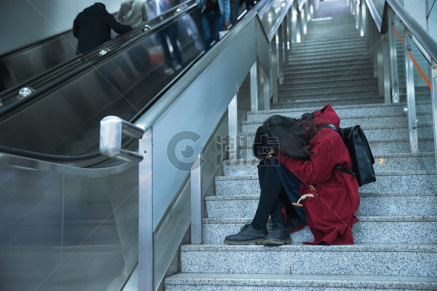 地铁站孤独的少女图片素材免费下载