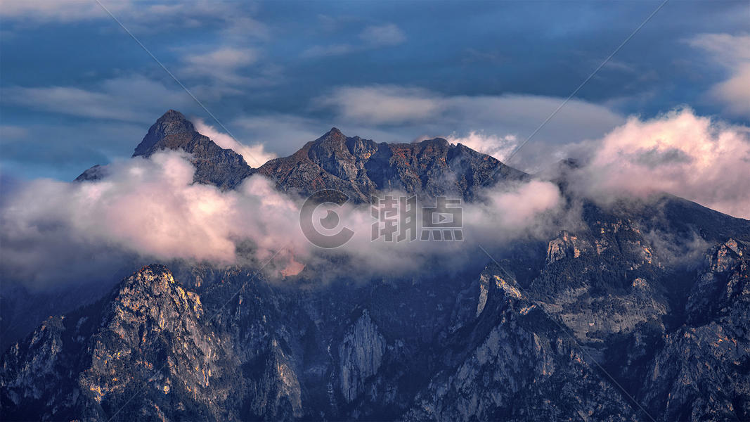 藏地高原的云和雾图片素材免费下载