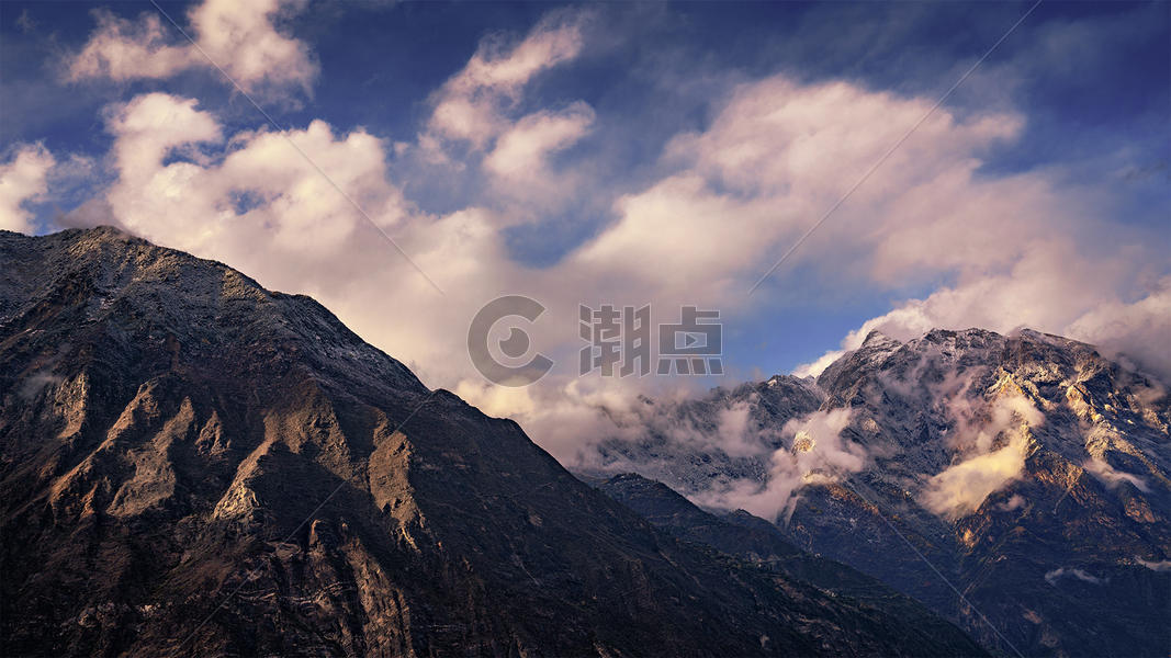 藏地高原的山峰和云雾图片素材免费下载