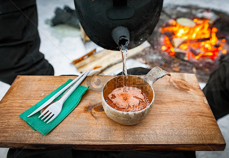 北欧芬兰洛瓦涅米林间篝火野餐热可可图片素材免费下载