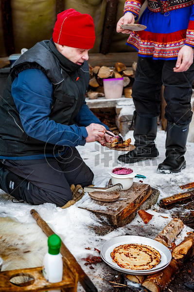 北欧芬兰洛瓦涅米林间篝火野餐图片素材免费下载