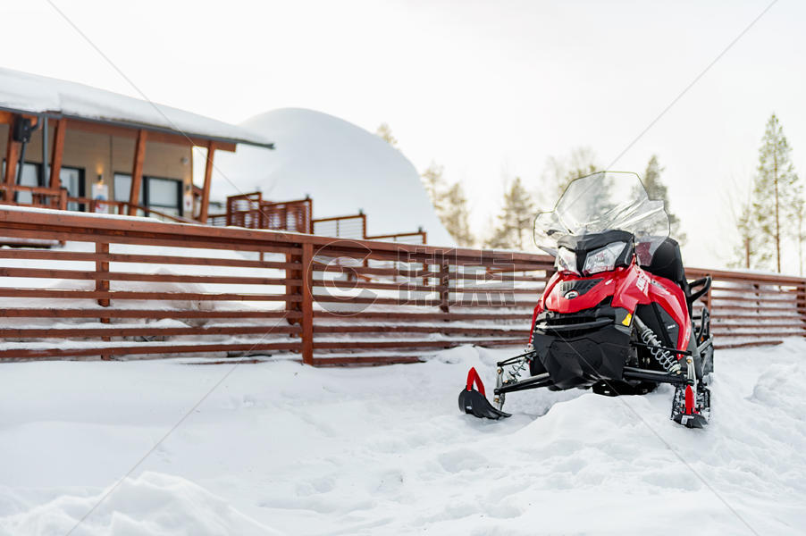 北欧芬兰洛瓦涅米圣诞老人村雪地摩托图片素材免费下载