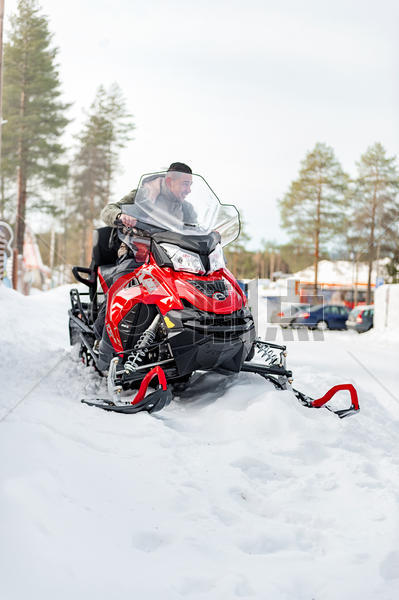 北欧芬兰洛瓦涅米圣诞老人村雪地摩托图片素材免费下载