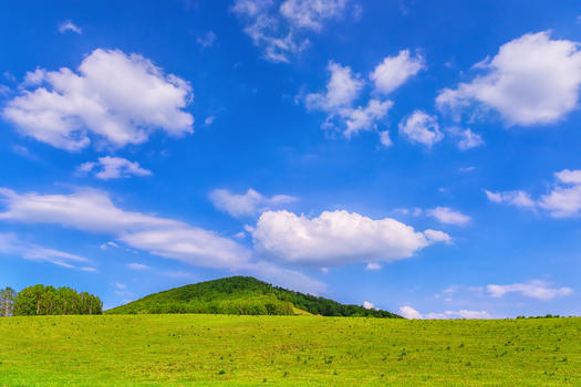 蓝天白云下的草原图片素材免费下载