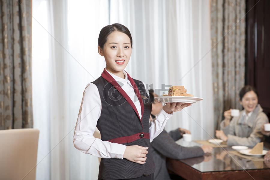 酒店服务员送餐服务图片素材免费下载