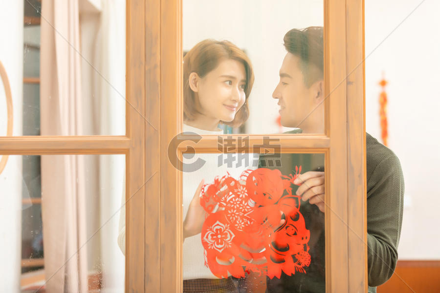 新年情侣贴窗户图片素材免费下载