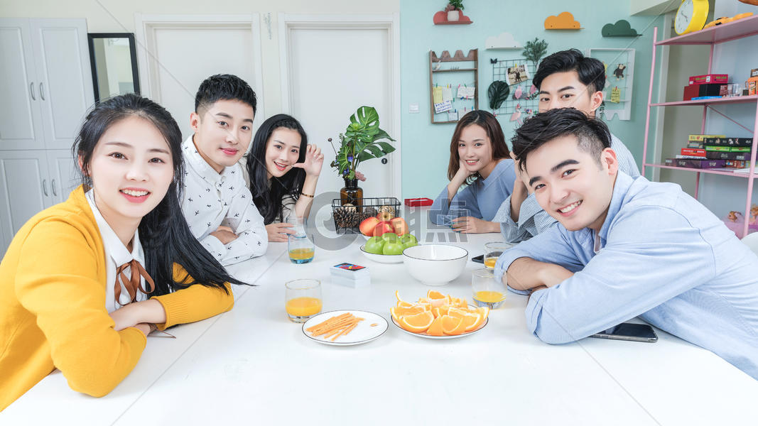 青年聚会吃零食水果图片素材免费下载